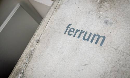 ferrum, Copyright Fotografie Schepp Betonsäule mit der Aufschrift ferrum am Saaleingang in den Konferenzraum ferrum.