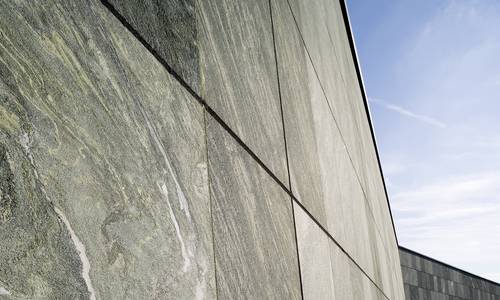 Fassade, Copyright: darmstadtium Blick auf die Fassade des darmstadtiums. Diese besteht auf Dorfer Grün, einem Hartgestein aus der Region Hohe Tauern, Osttirol in Österreich.