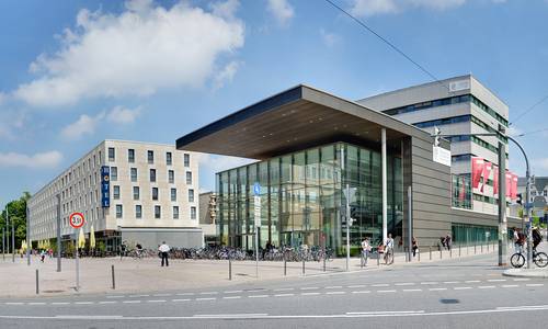 Hessisches Staatsarchiv Darmstadt, Technische Universität Darmstadt, darmstadtium, Bild: darmstadtium Bildergalerie benachbarten Gebäuden des darmstadtiums. Von rechts nach links, darmstadtium, Karo 5 (Technische Universität Darmstadt), Welcome Hotel, Hessisches Staatsarchiv und Hessisches Landesmuseum.
