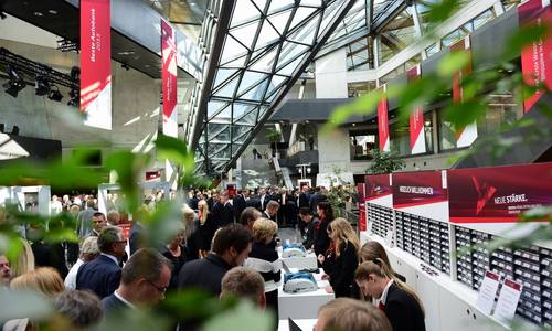 Copyright: Toyota Olaf Dickens Die Aufnahme zeigt eine Messe im darmstadtium. Das gesamt atrium ist voller Messeteilnehmer. Auf der rechten Seite befindet sich der Registrierungstresen, an dem sich neue Besucher anmelden.