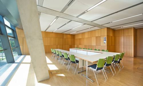 argentum Im Konferenzraum steht eine Tischgruppe in U-Form. Die Aufnahme erfolgte links von der Fensterseite diagonal in die gegenüberliegende Ecke des Raumes. Rechts befindet sich der Eingang in den Raum.