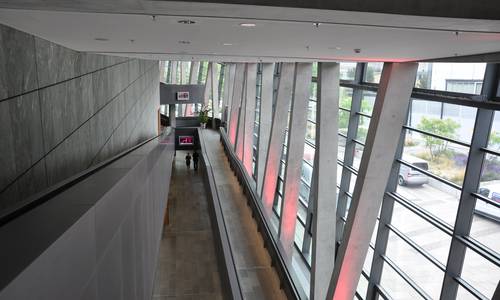 Foyer 1.08/Rampe Blick hinunter auf die Rampe, die das Foyer 3.11 mit dem Foyer 1.05 verbindet. Zur rechten Seite befindet sich die Erich-Ollenhauer-Promenade, die linke Seite ist die Außenwand des großen Saals spectrum.