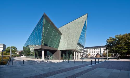 Bild: darmstadtium Blick von der Erich-Ollenhauer Promenade auf die Rückseite des darmstadtiums. Auf der rechten Seite befindet sich der Hiroshima-Nagasaki-Platz.
